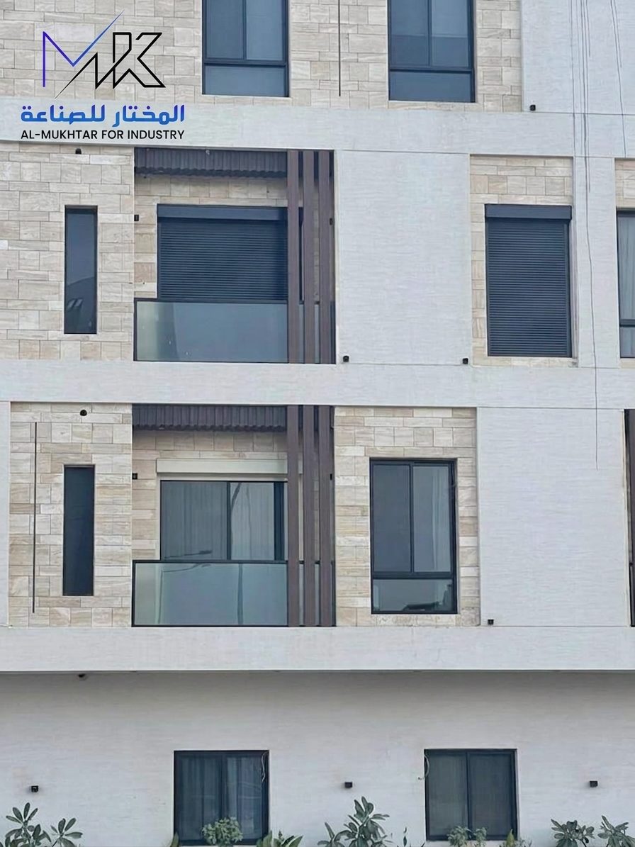 نوافذ مبنى سكني مزودة بشتر داكن