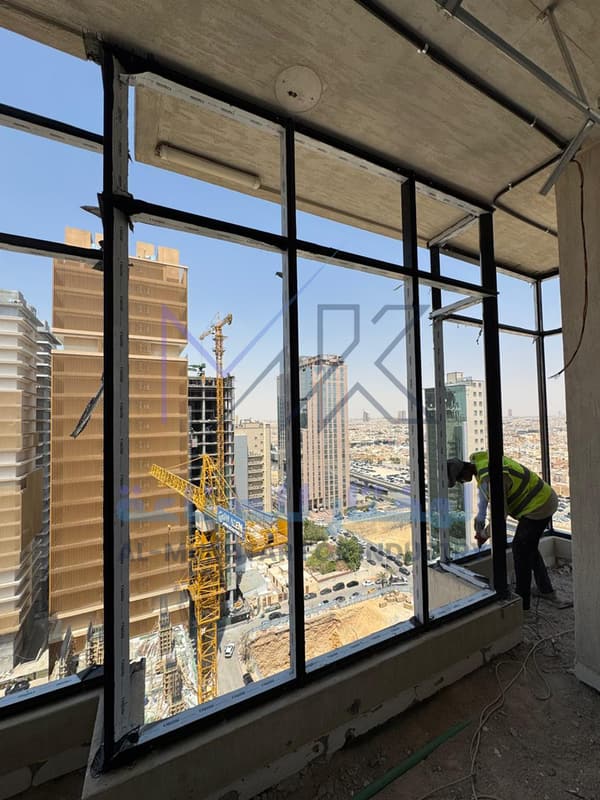 الواجهة مفتوحة على إطلالة المدينة