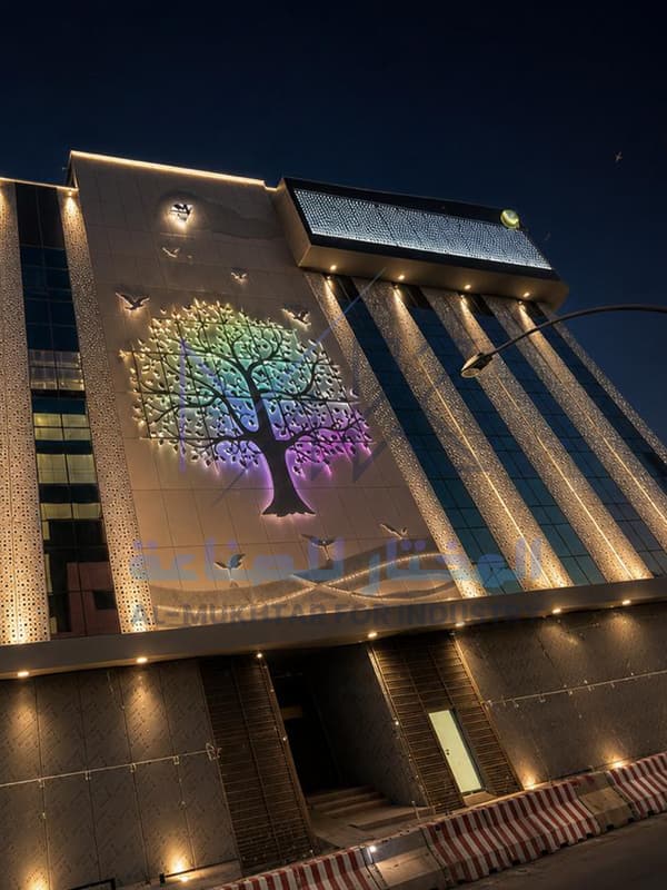 واجهة المستشفى ليلًا