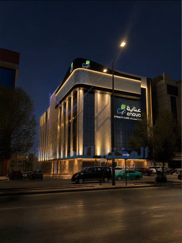 زاوية المستشفى ليلًا من الشارع