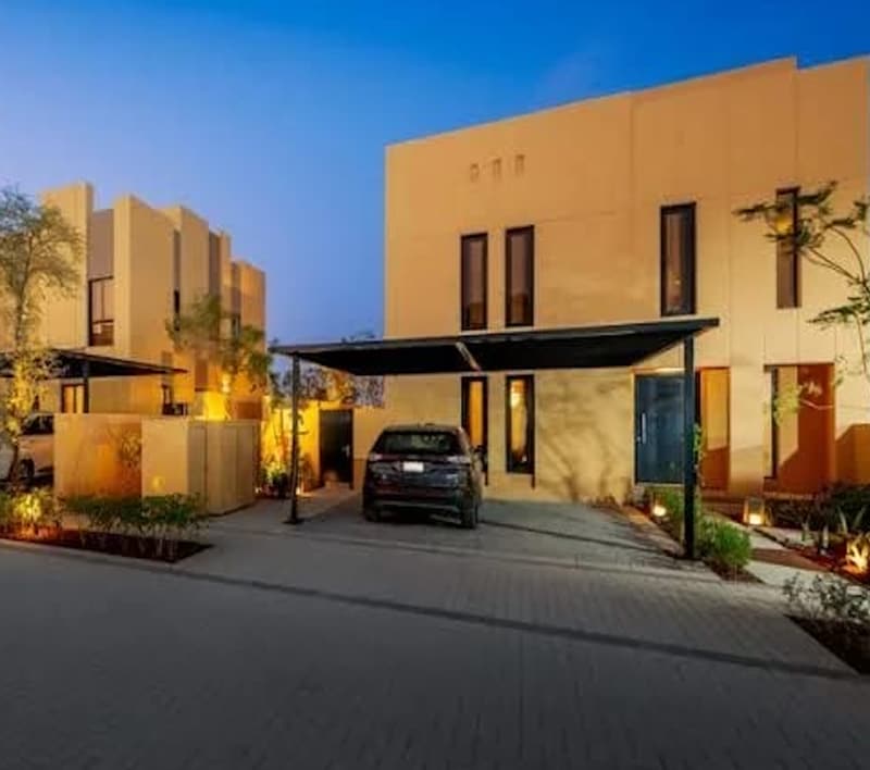 وحدة مميزة بمظلة سيارات في المساء